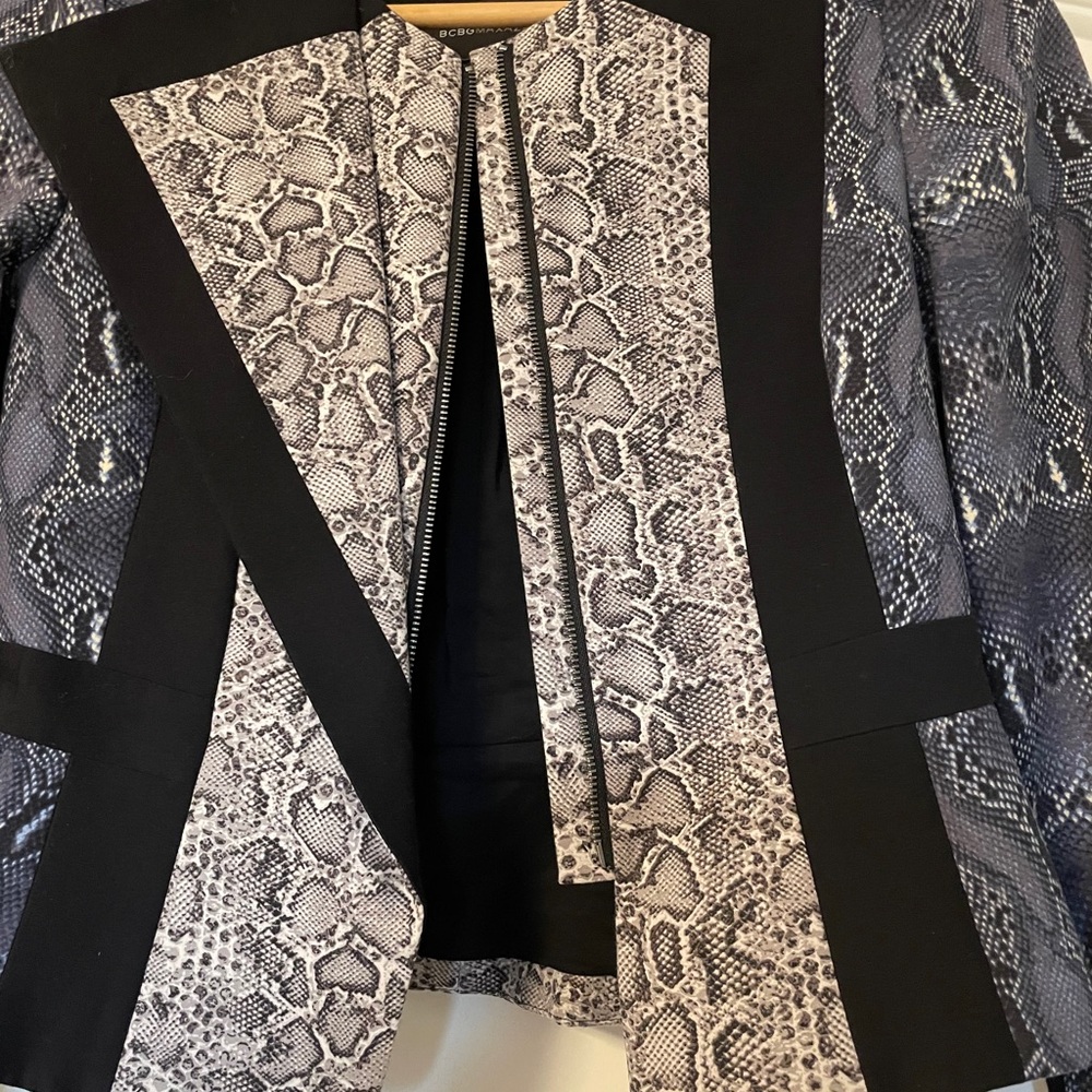 BRAND NEW BCBG EDWARD SNAKESKIN DESIGN BLAZER - Picture 5 of 9